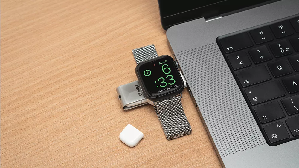Apple watch nab&iacute;ječka zastrčen&aacute; v notebooku.