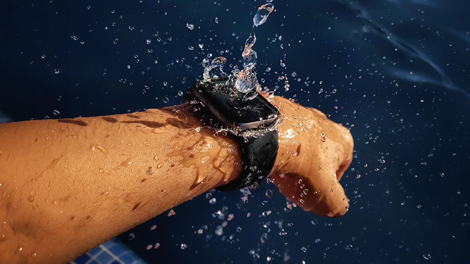 Řem&iacute;nek pro Apple Watch Yenkee YWB 020 AW 42-45mm čern&yacute; na z&aacute;pěst&iacute; ukazuj&iacute;c&iacute; pohodln&eacute; no&scaron;en&iacute; a voděodoln&eacute; vlastnosti