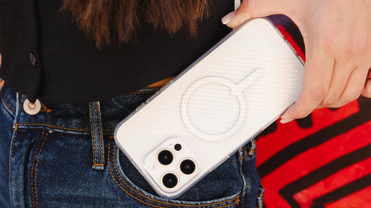 Žena strk&aacute; iPhone s krytem Zagg Luxe Snap case Clear do kapsy