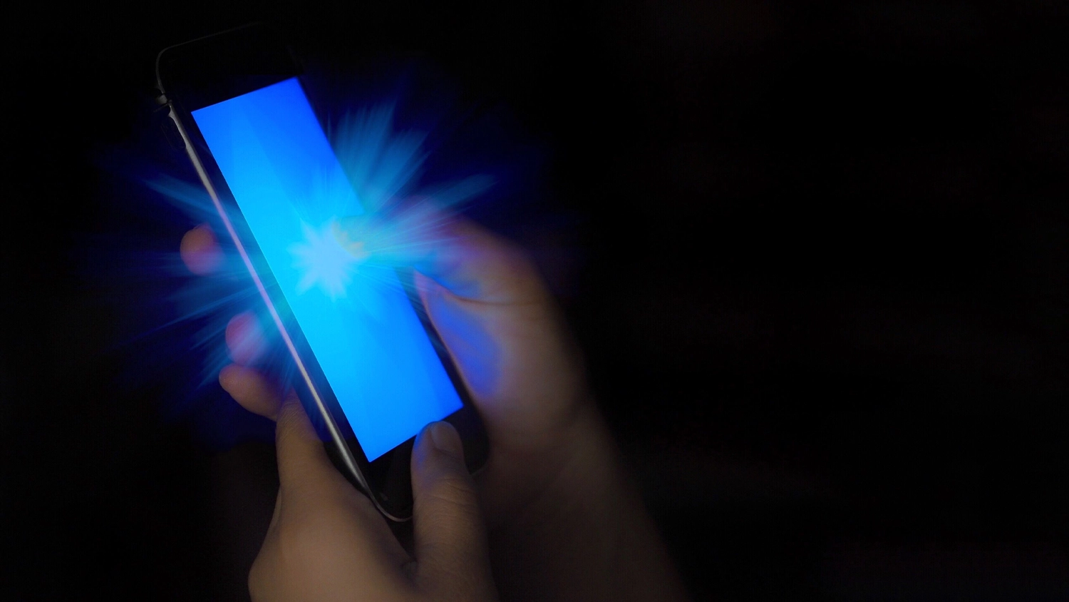 Telefon vyzařuj&iacute;c&iacute; modr&eacute; světlo