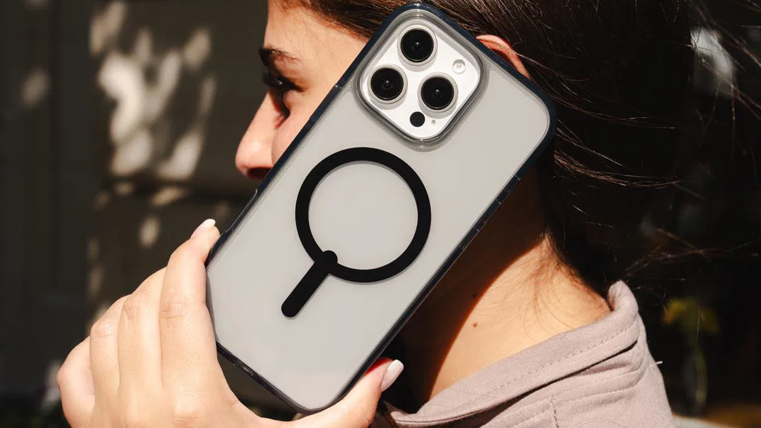 Žena s iPhonem v ochranném krytu Zagg