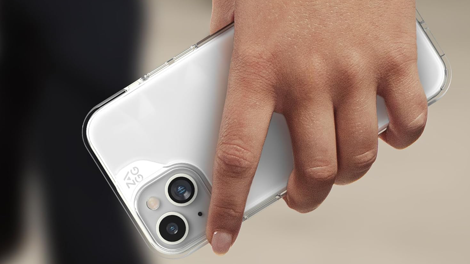 Ženská ruka drží telefon v krytu Zagg