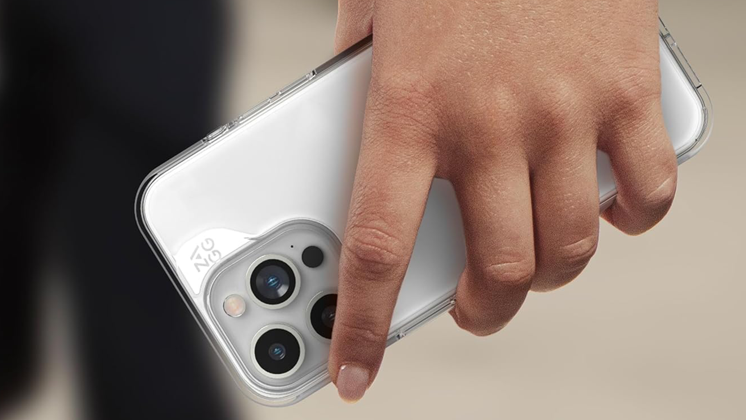 Ženská ruka drží telefon v krytu Zagg