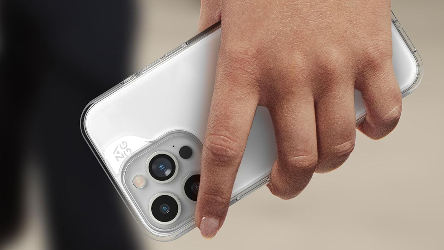 Žensk&aacute; ruka drž&iacute; telefon v krytu Zagg