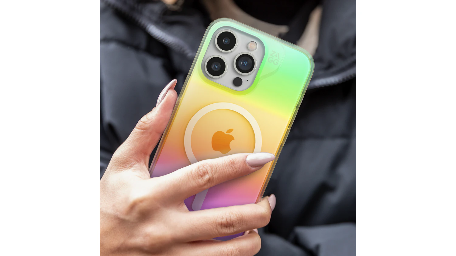 Telefon s průhledn&yacute;m krytem v rukou