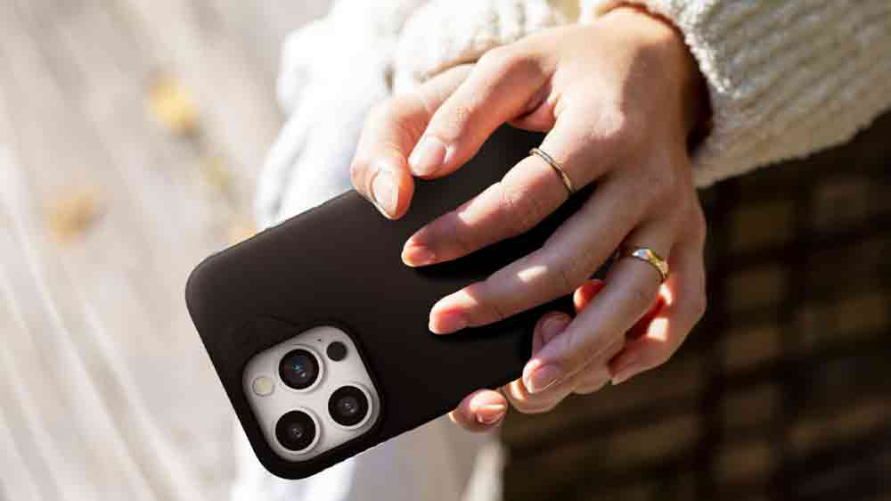 Ženké ruce držící iPhone 15/14/13 v zadním krytu ZAGG Manhattan Snap BK_02