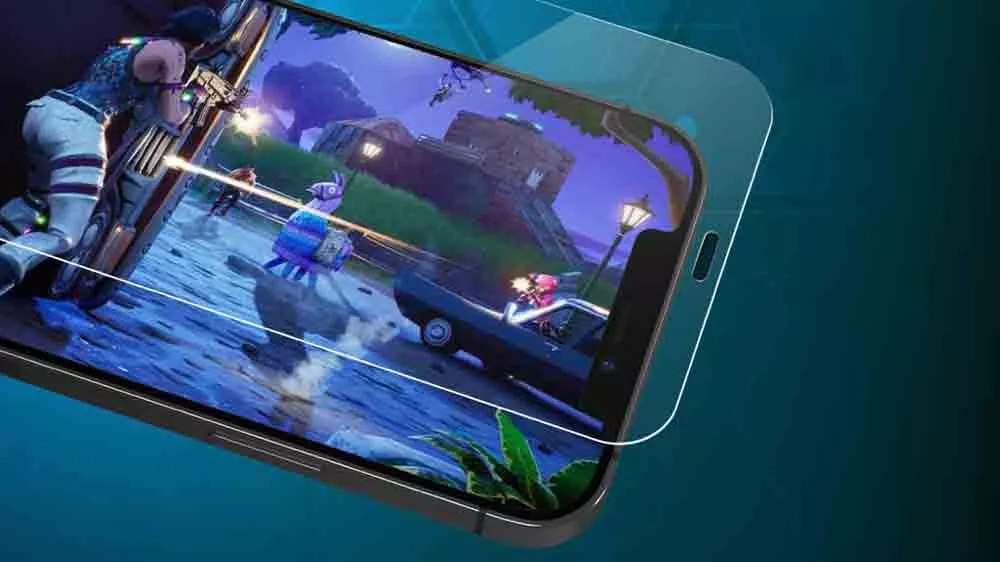 Ochrann&eacute; sklo Zagg InvisibleShield Glass XTR4 během instalace na mobiln&iacute; telefon_03