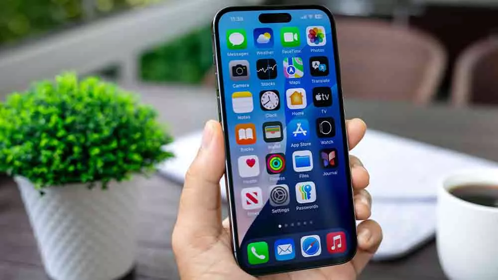 Ruka držící iPhone s rozsvíceným displejem_03
