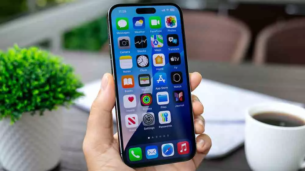 Ruka drž&iacute;c&iacute; iPhone s rozsv&iacute;cen&yacute;m displejem_03