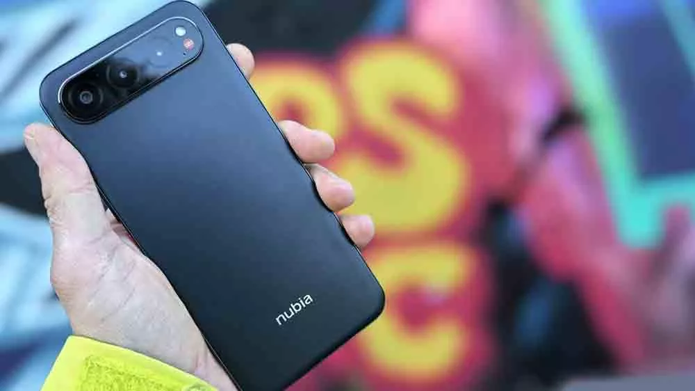 Ruka držící mobilní telefon ZTE Nubia Air 5G 8/256GB_03