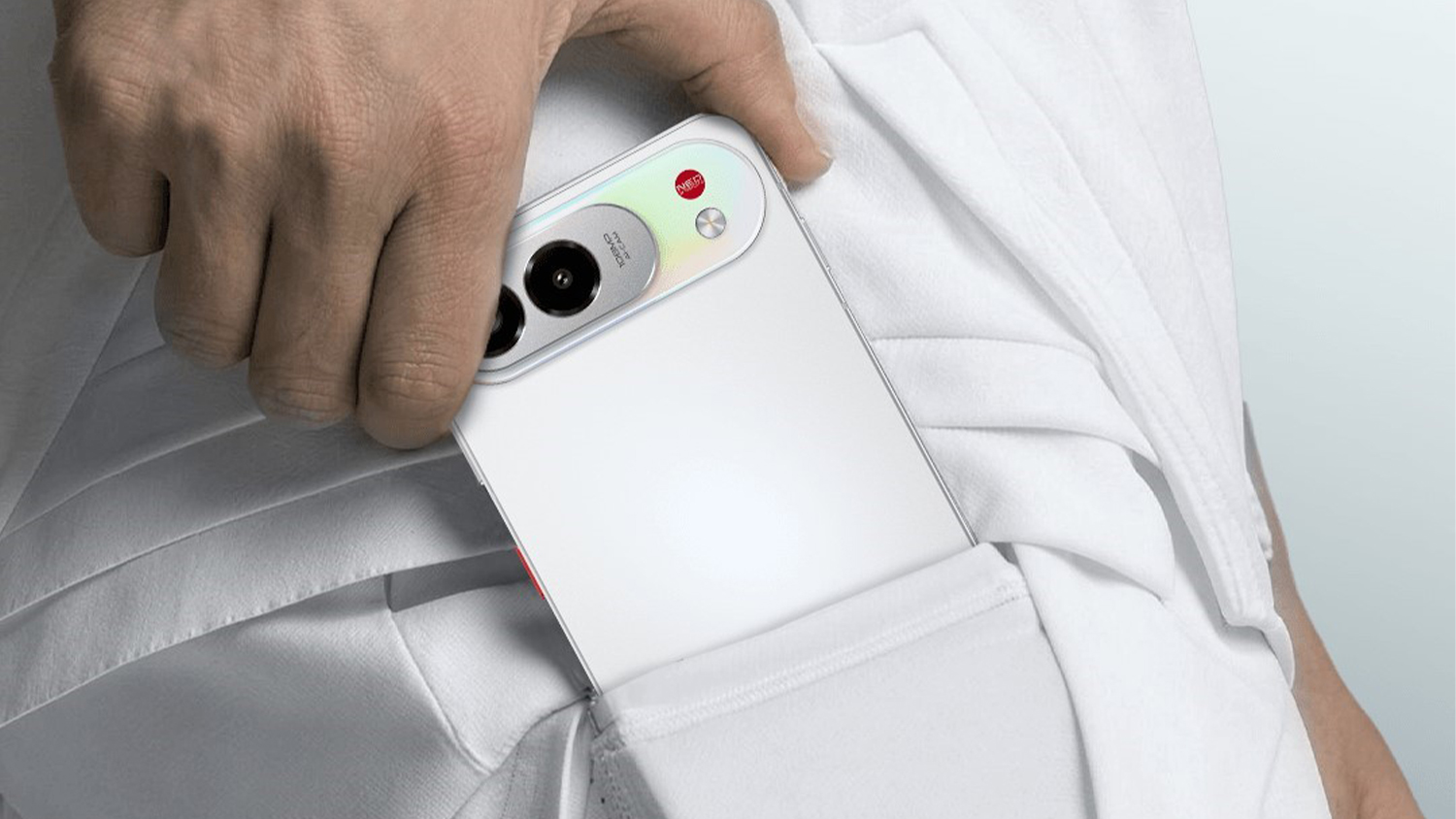 Muž si dáva do vrecka telefón ZTE nubia Air Pro