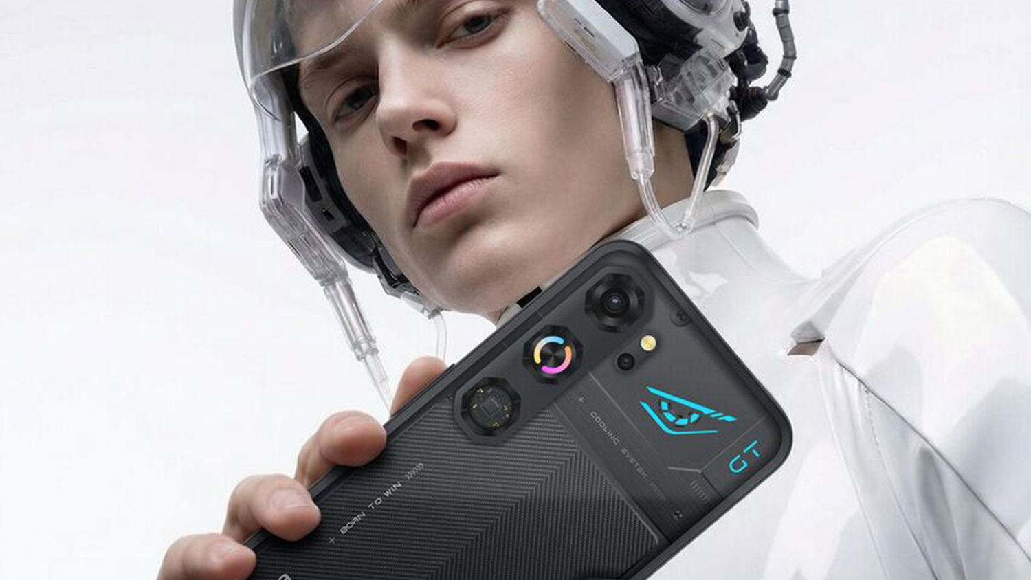 Člověk drž&iacute; v ruce mobiln&iacute; telefon ZTE nubia Neo 5 GT