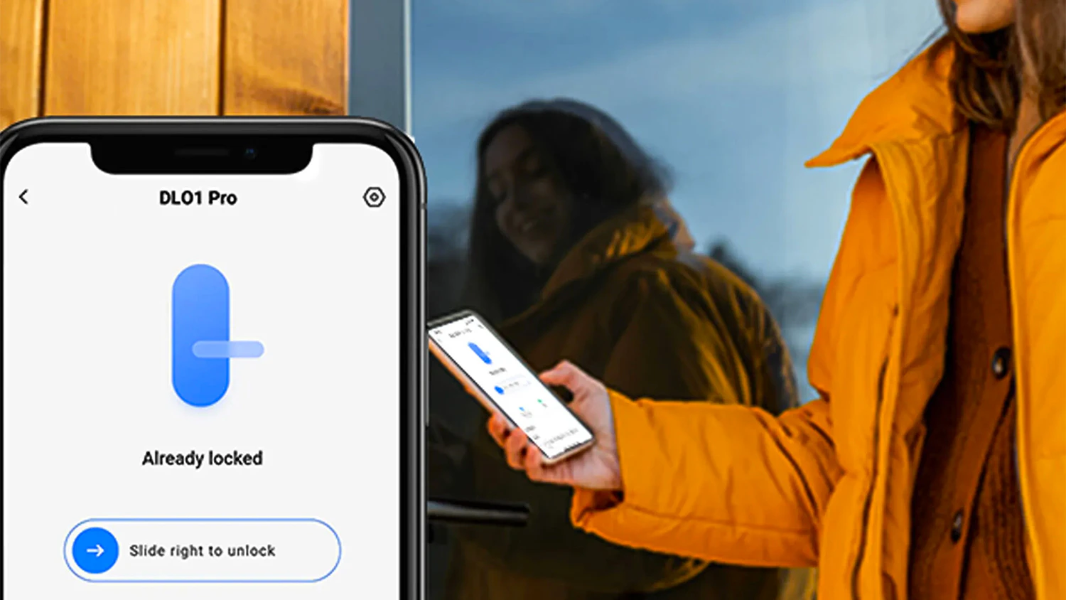 Žena použ&iacute;v&aacute; mobil k ovl&aacute;d&aacute;n&iacute; chytr&eacute;ho dveřn&iacute;ho z&aacute;mku EZVIZ DL01 Pro