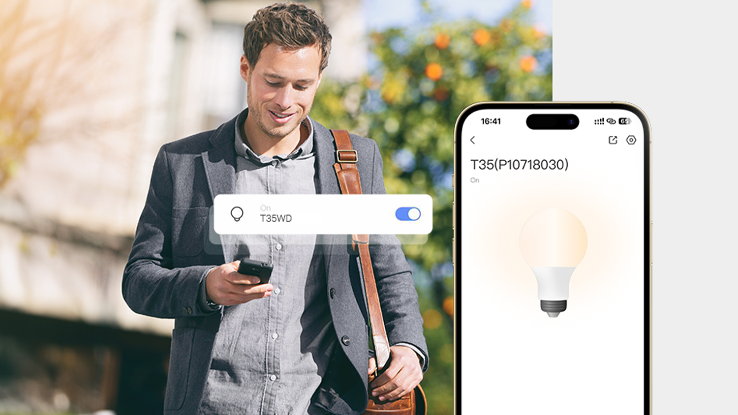 Muž s mobilem v ruce řící světla v domě pomocí aplikace