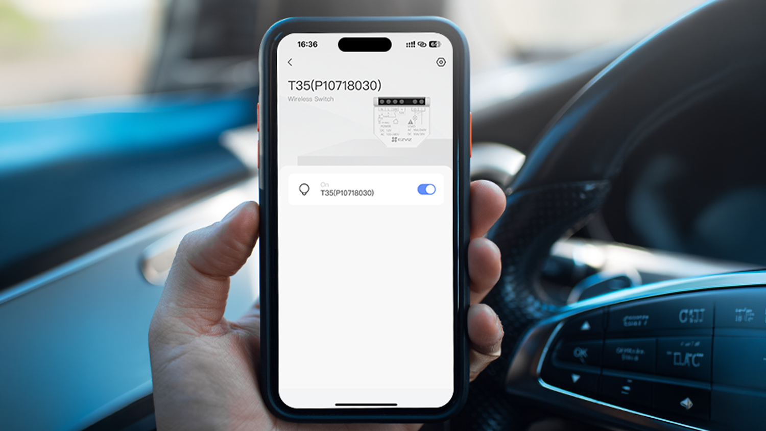 Muž ovládá garážová vrata přes aplikaci v mobilu
