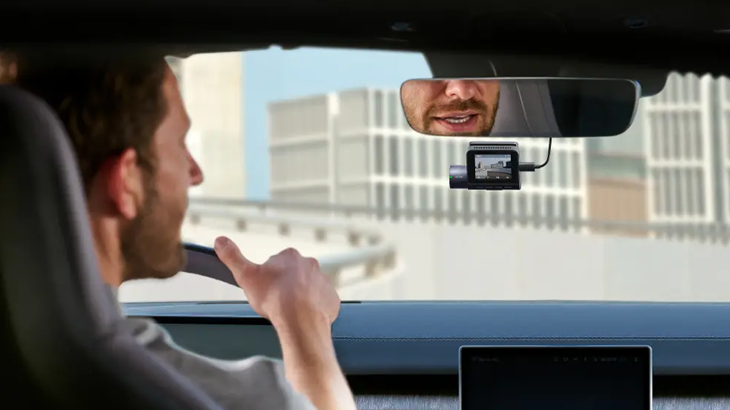 Kamera 70mai - muž použ&iacute;va autokameru
