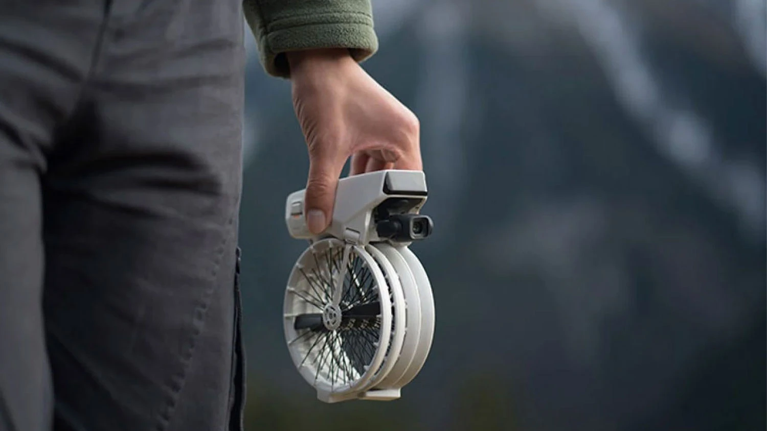Ruka držící složený dron DJI Flip