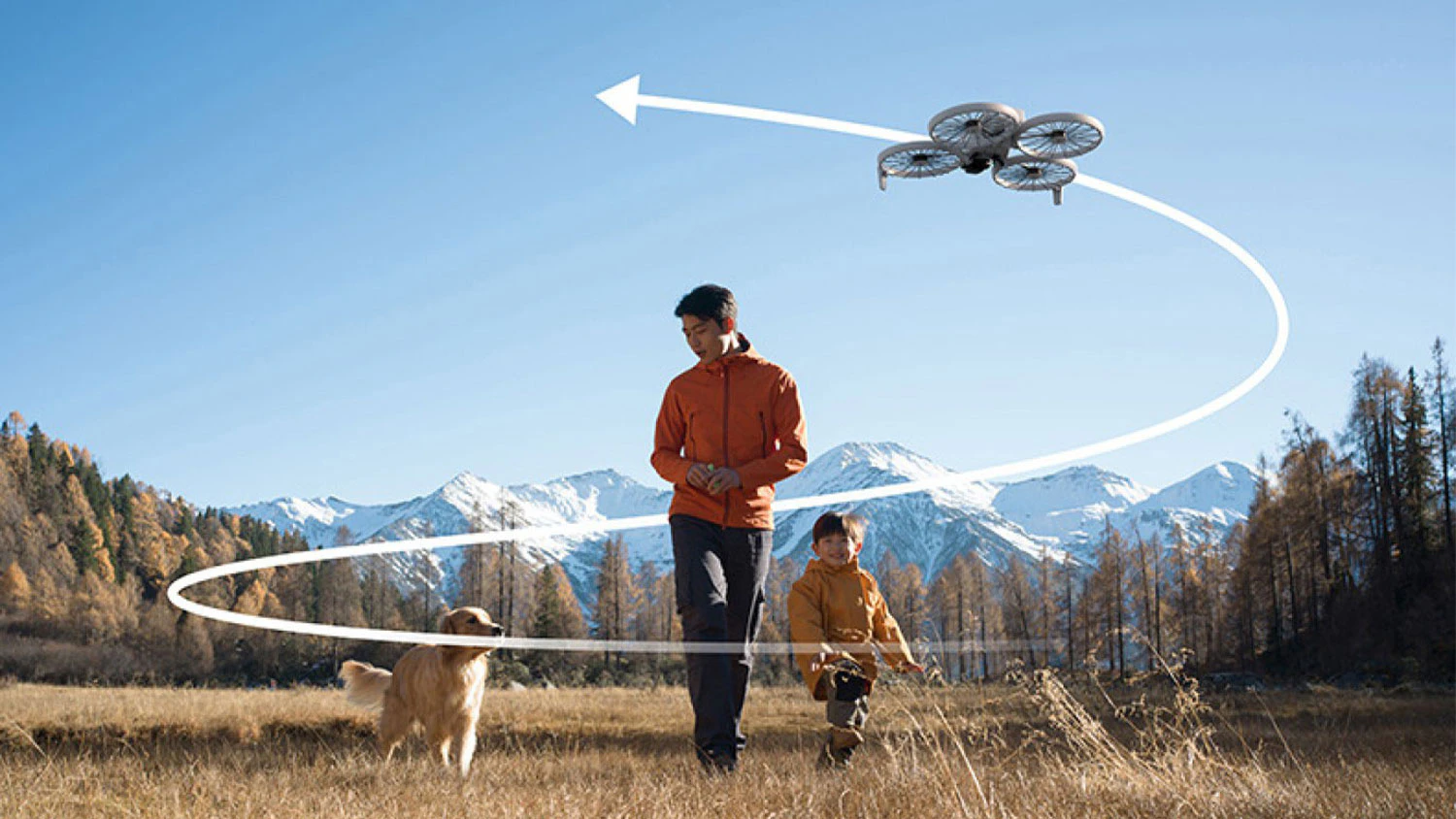 Muž s dítětem v přírodě ovládající dron DJI Flip