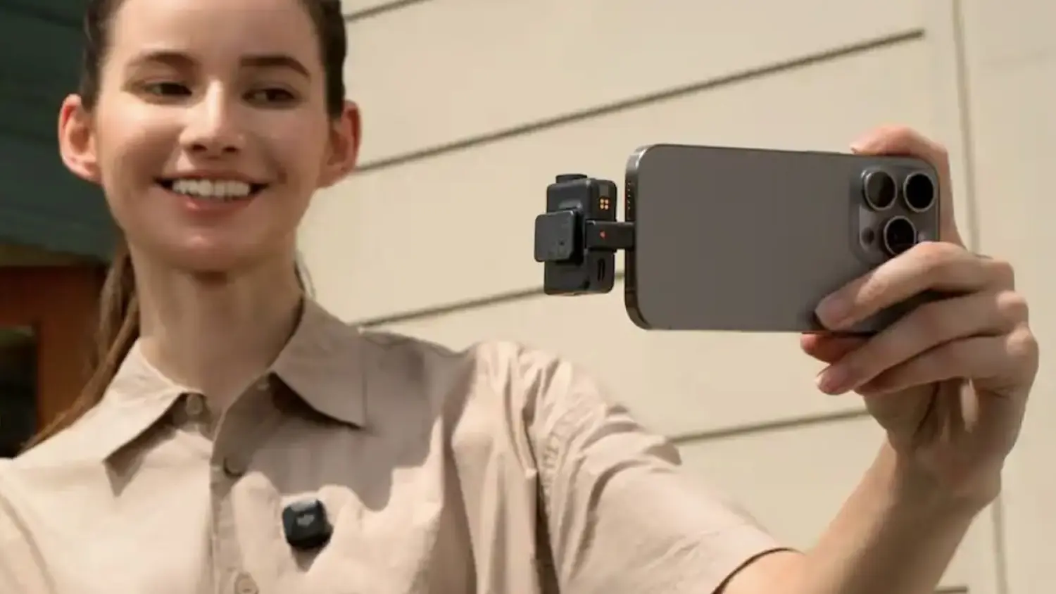 Žena natáča na telefón so sadou DJI