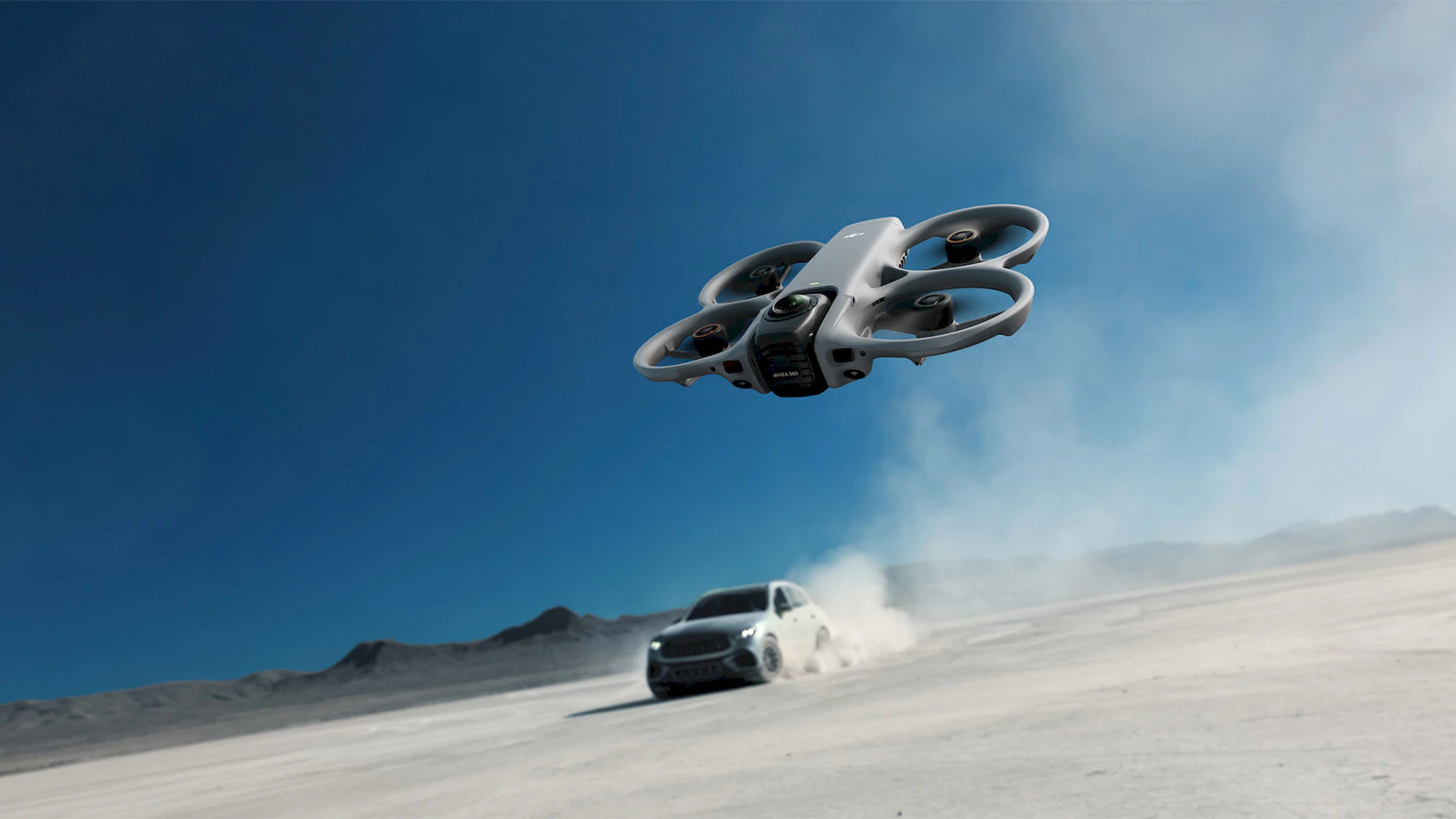 Letící dron u auta