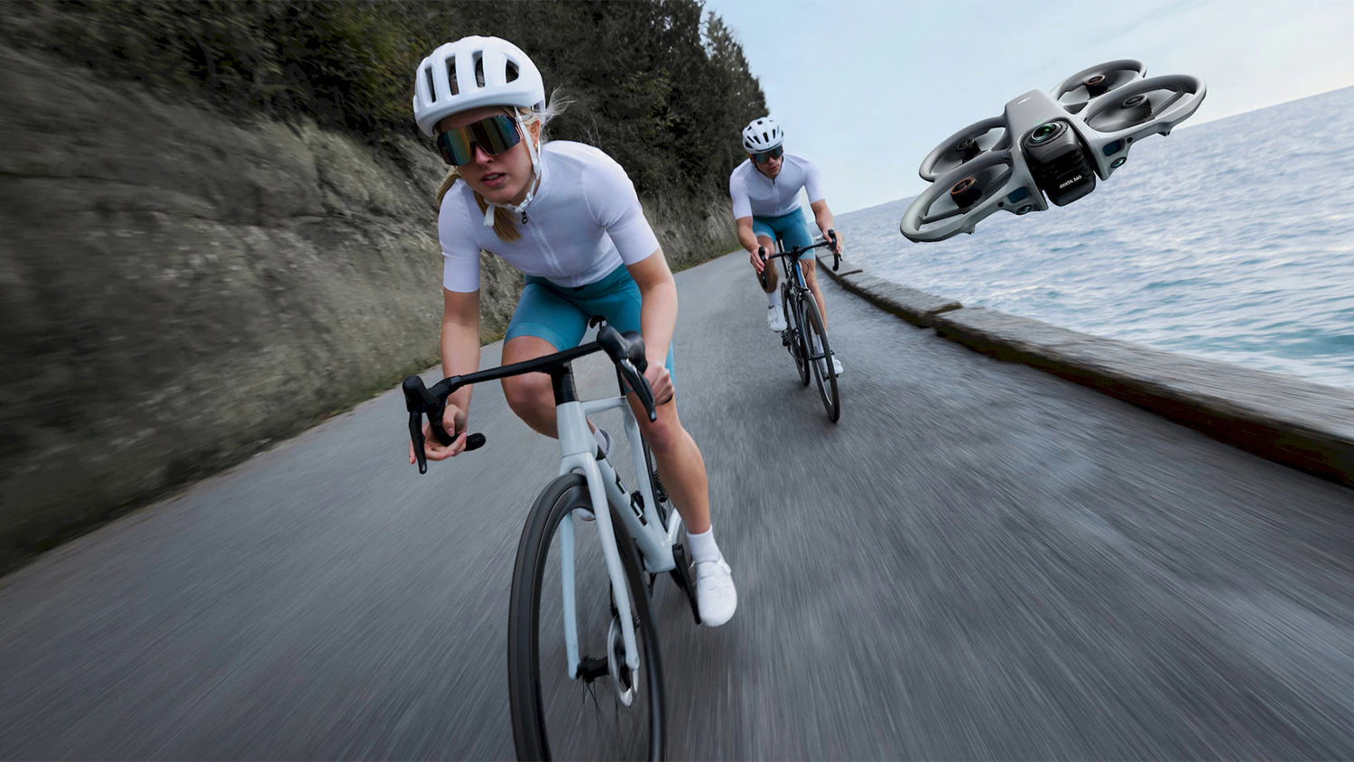 Dron DJI Avata 360 letící u cyklistů