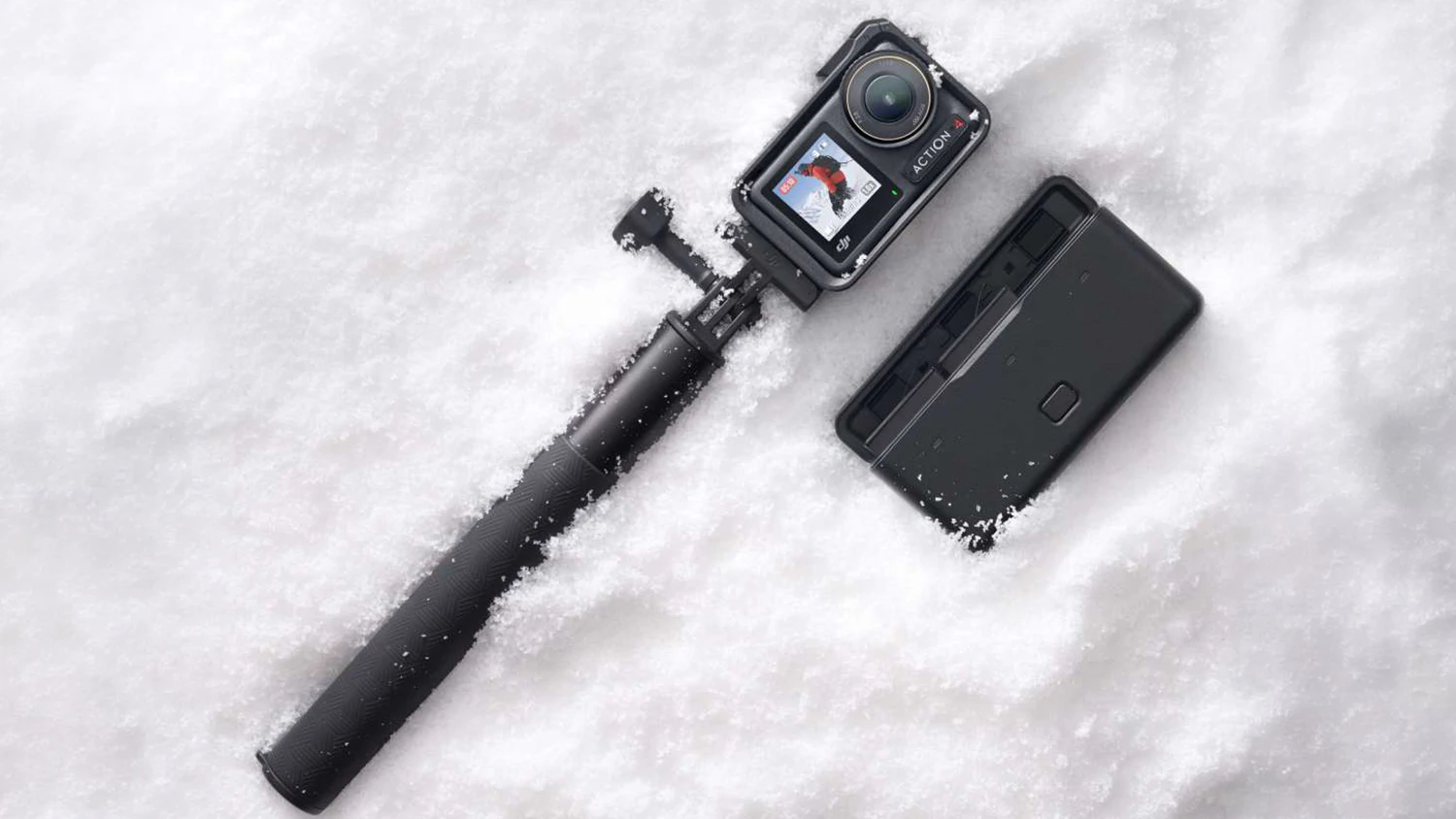 Muž v hor&aacute;ch s nasadenou kamerou DJI Osmo Action 4
