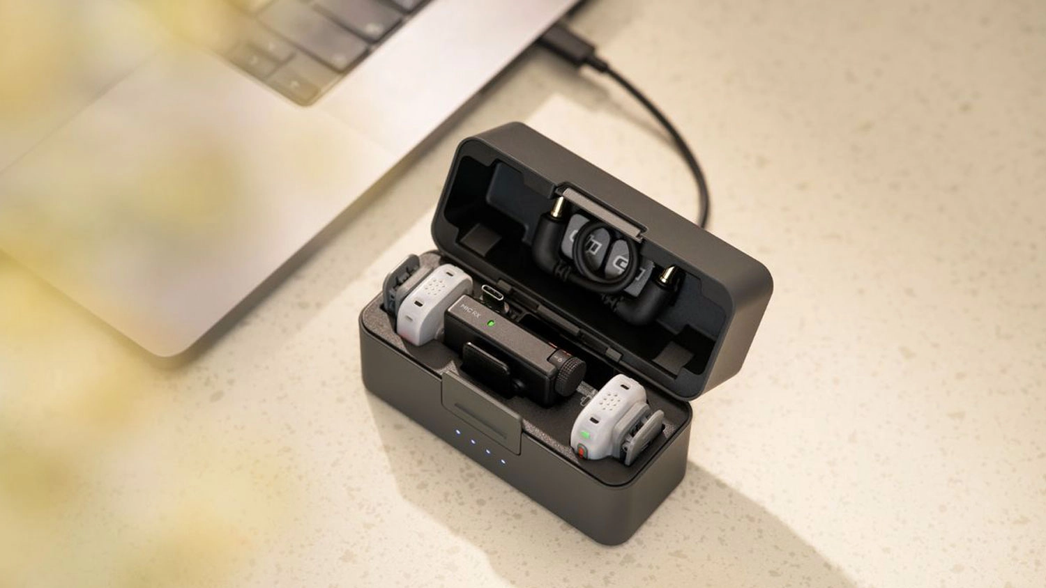 Nabíjacie puzdro DJI Mic Mini 2S Charging Case pripojené k notebooku