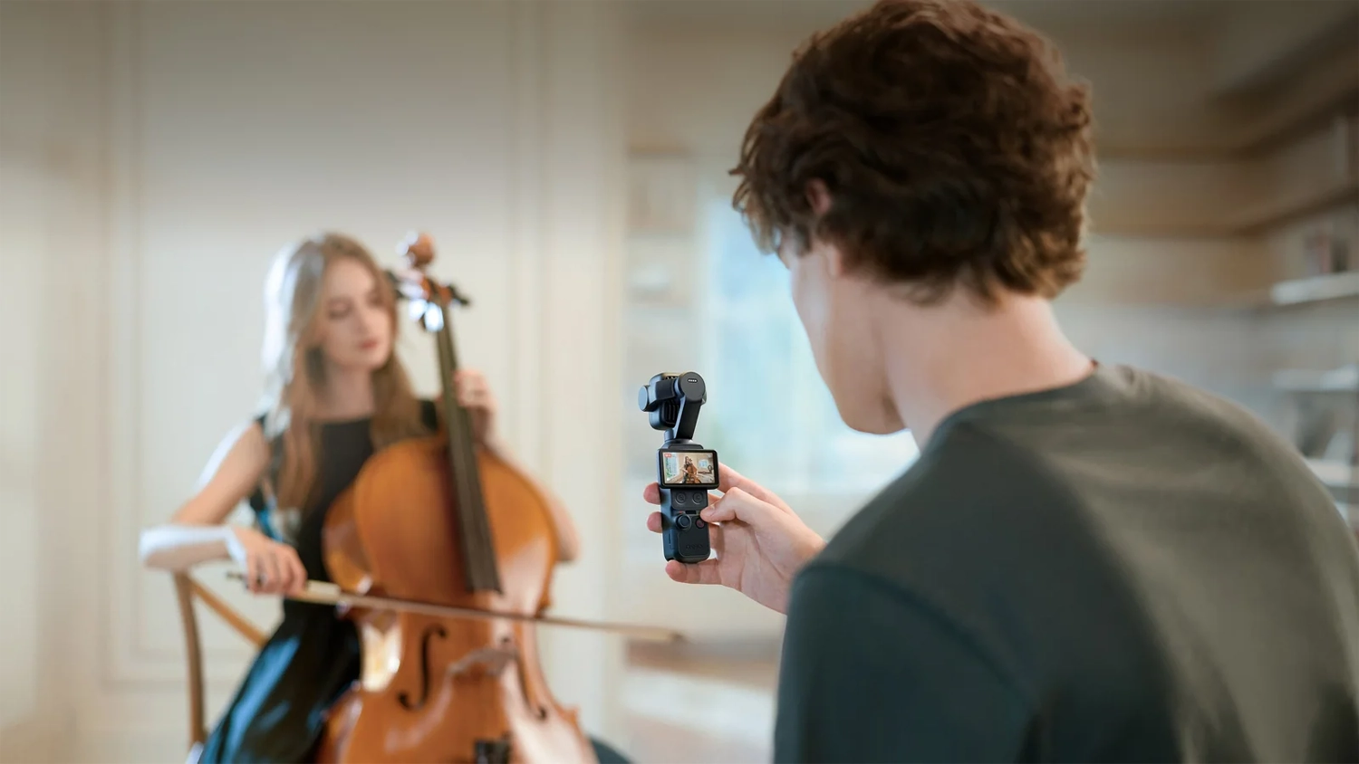 Muž natáčí ženu kamerou DJI Osmo Pocket 4P