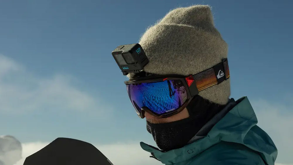 Muž s GoPro kamerou na lyžařských brýlích_02