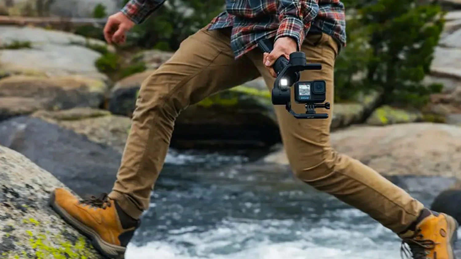Člověk nat&aacute;čej&iacute;c&iacute; s pomoc&iacute; stabiliz&aacute;toru GoPro Gimbal Fluid Pro AI