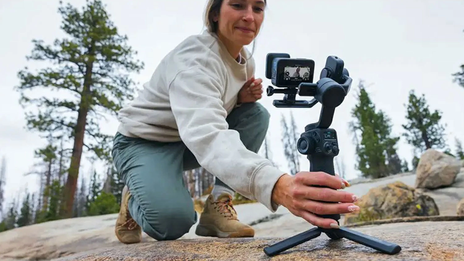 Žena drž&iacute;c&iacute; stabiliz&aacute;tor GoPro Gimbal Fluid Pro AI