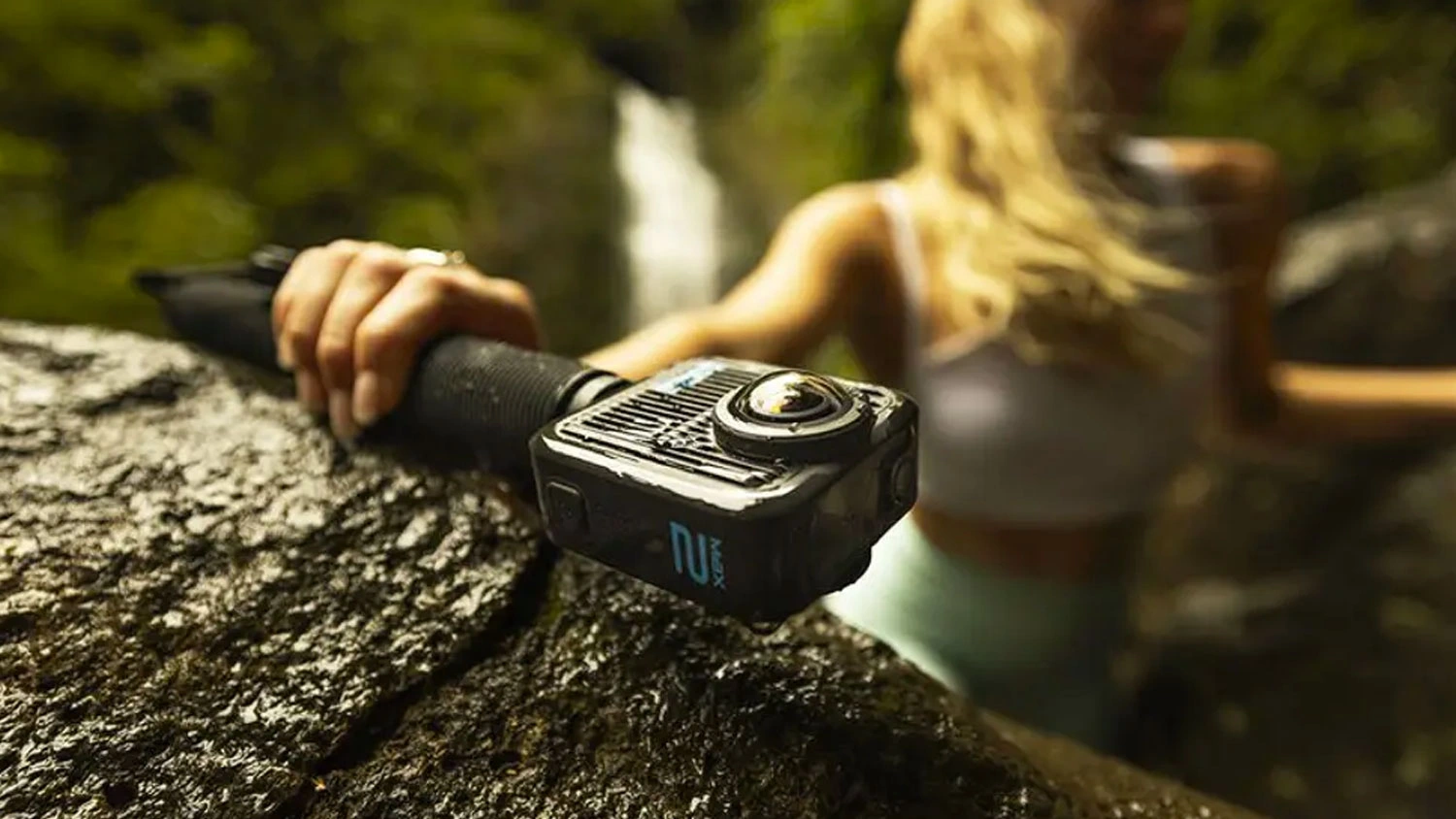 Žena držící stativ s kamerou GoPro MAX2