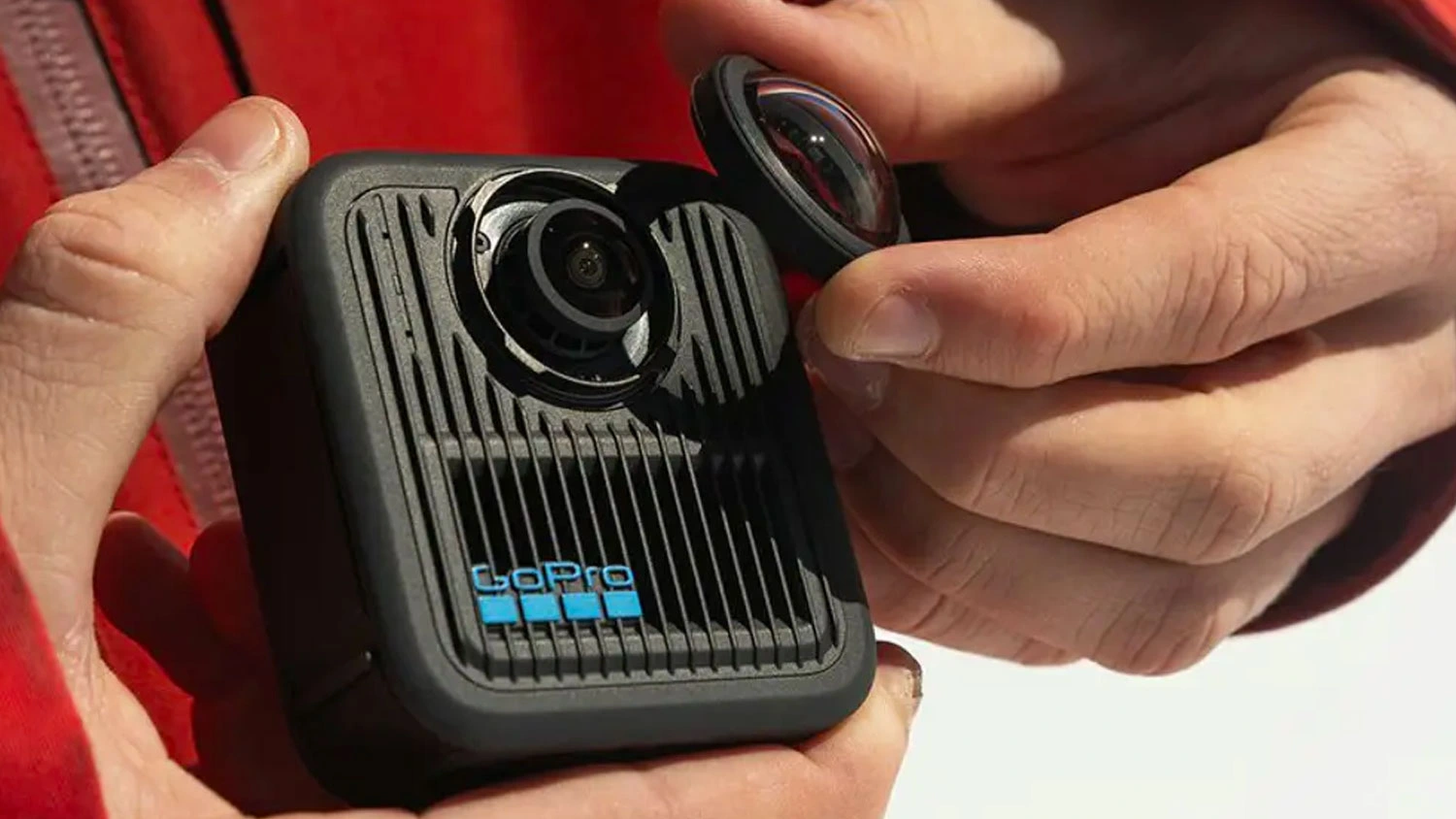 Člověk vyměňující čočku kamery GoPro MAX2