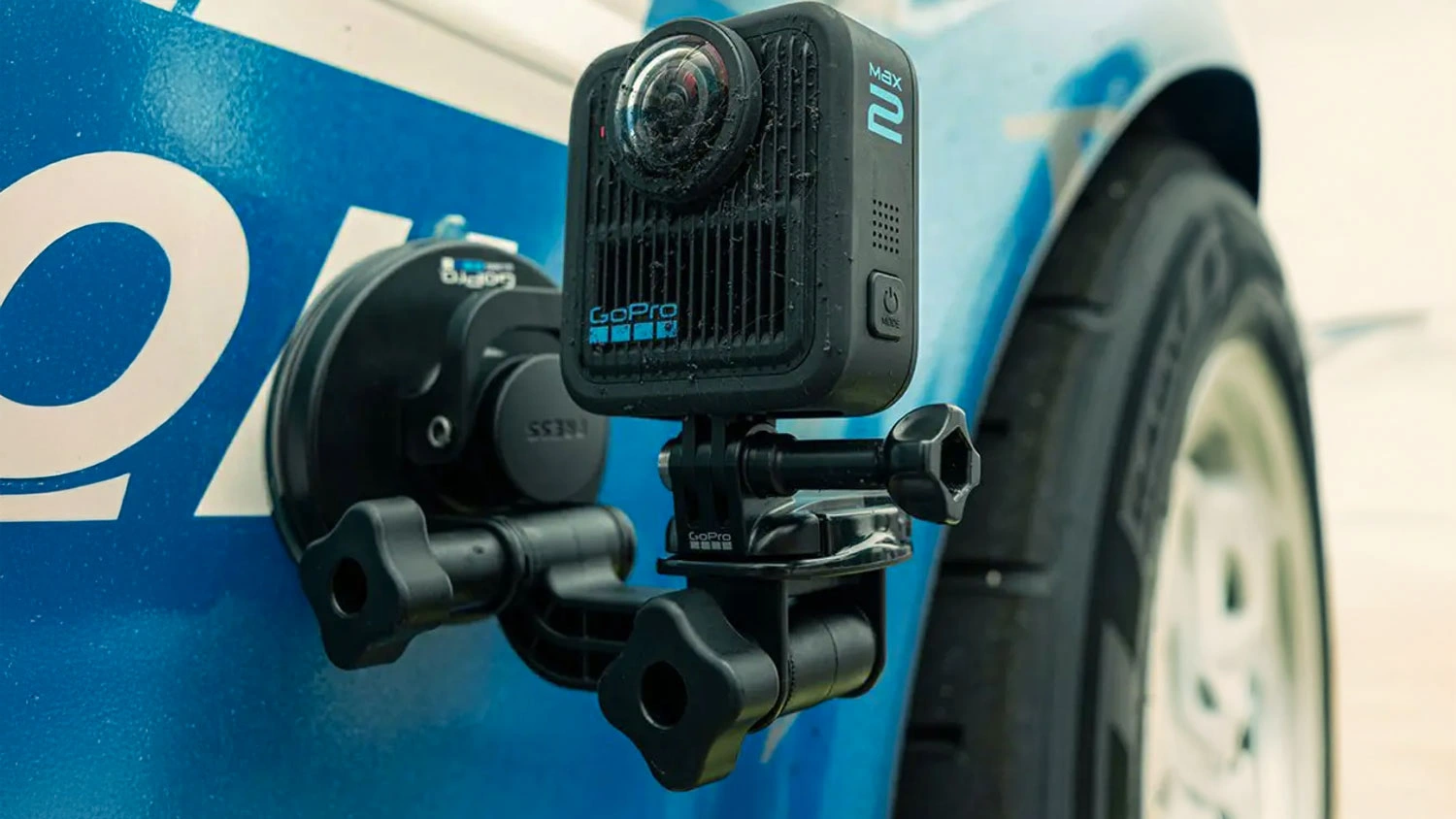 Kamera GoPro MAX2 přidělaná na závodním autě