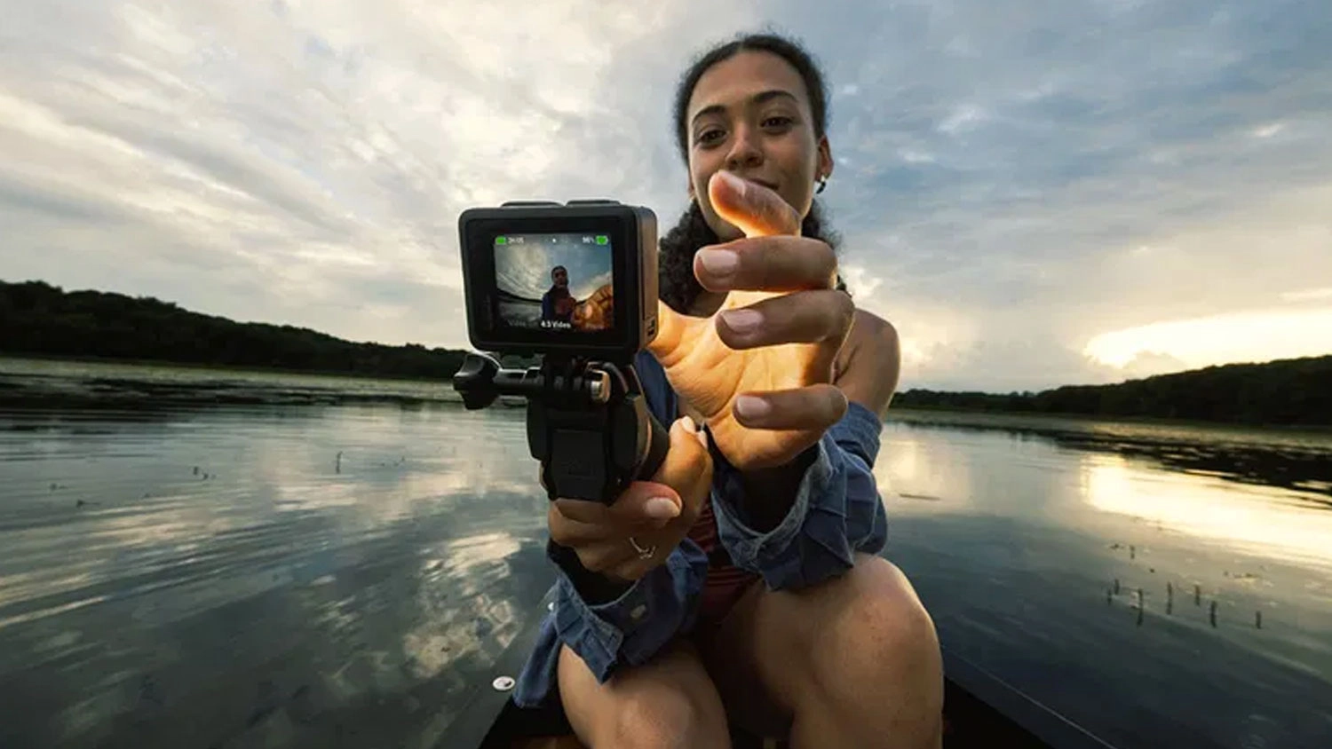 Žena natáčející se kamerou GoPro LIT HERO