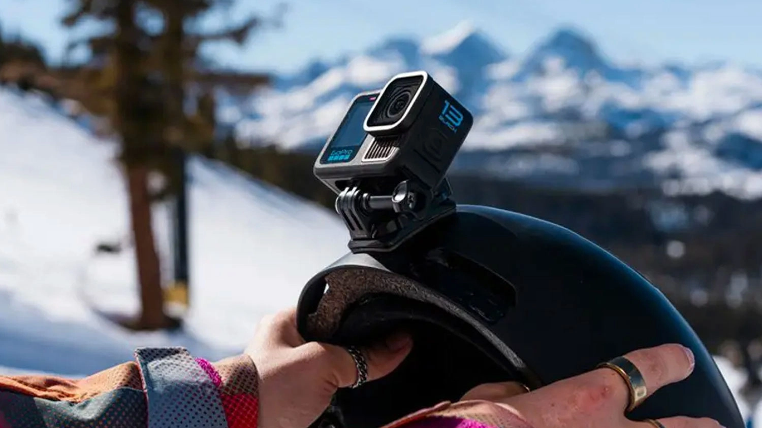 Outdoorová kamera GoPro HERO13 Black připevněná na lyžařské helmě