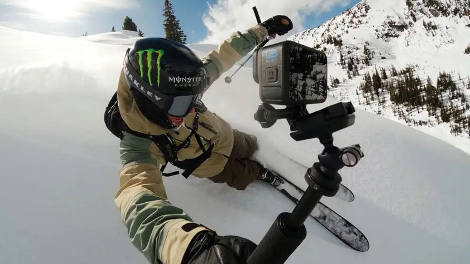 Muž na lyžích natáčející se kamerou GoPro HERO13 Black