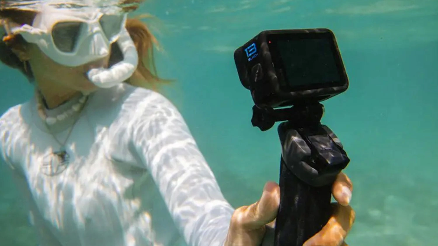 Žena natáčející se kamerou GoPro HERO13 Black pod vodou