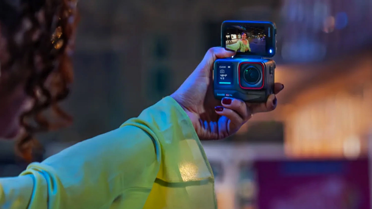 Žena sa nat&aacute;ča kamerou Insta 360