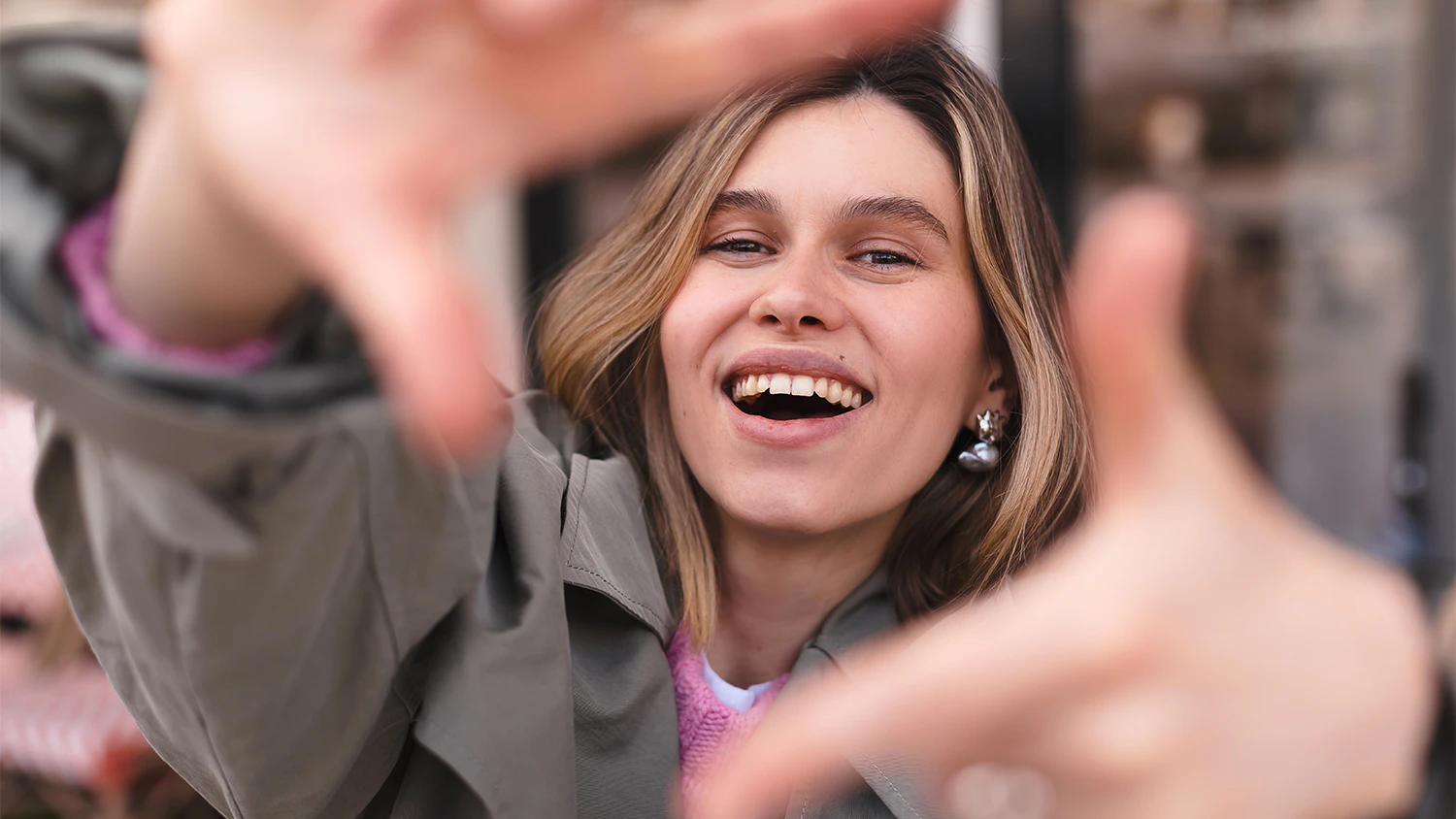 Žena rukama naznačuje pořizov&aacute;n&iacute; fotografie