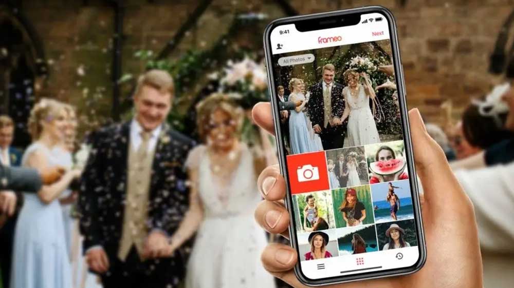 Svatební okmažik zobrazený v softwaru Frameo se svatebčany v pozadí_03