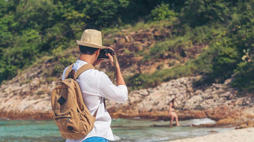 Muž fotící přírodu_02