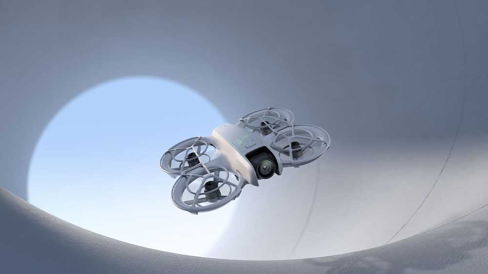 Dron DJI Neo Fly More Combo ve vzduchu_02