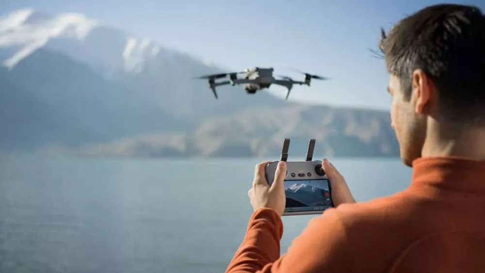 Dron ve velk&eacute; sadě DJI Air 3S Fly More Combo (DJI RC 2) &ndash; Oper&aacute;tor dronu s ovl&aacute;d&aacute;n&iacute;m_03