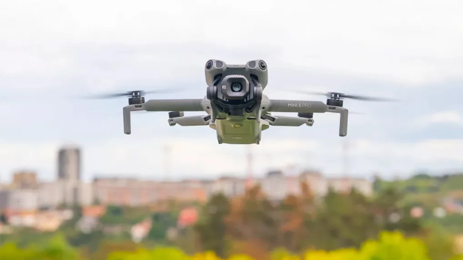 Dron DJI Mini 5 Pro v letu