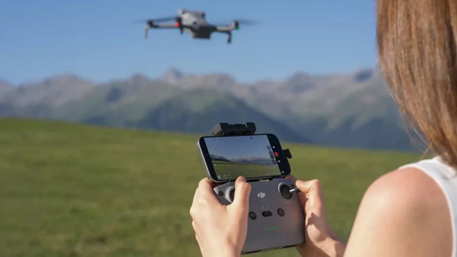Žena ovládající dron DJI Mini 5 Pro