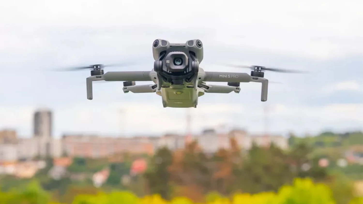 Dron DJI Mini 5 Pro v letu
