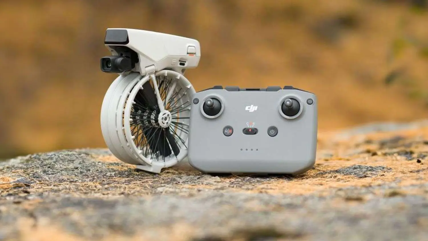 Ruka držiaca zložený dron DJI Flip