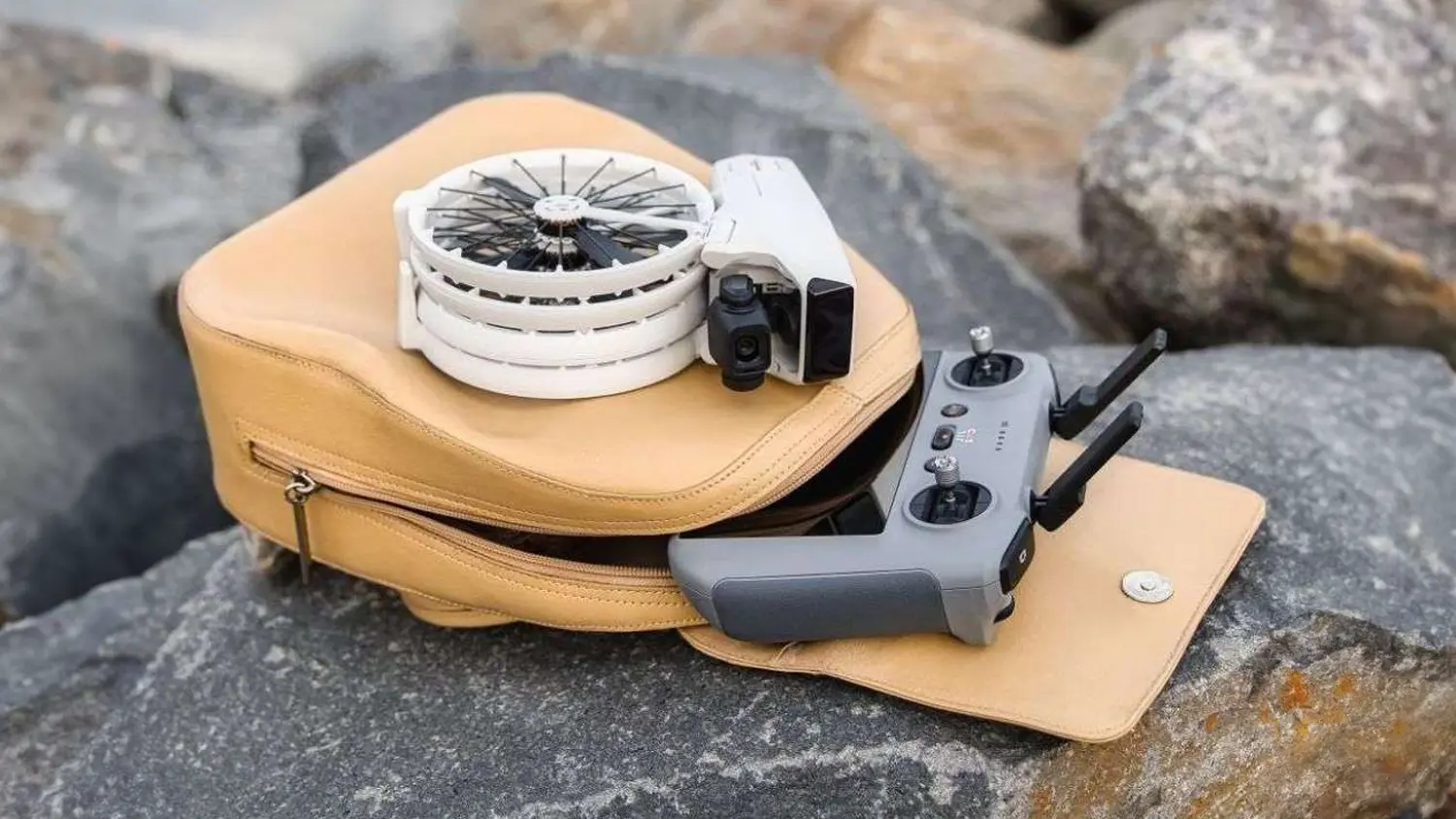 Muž s dieťaťom v prírode ovládajúci dron DJI Flip