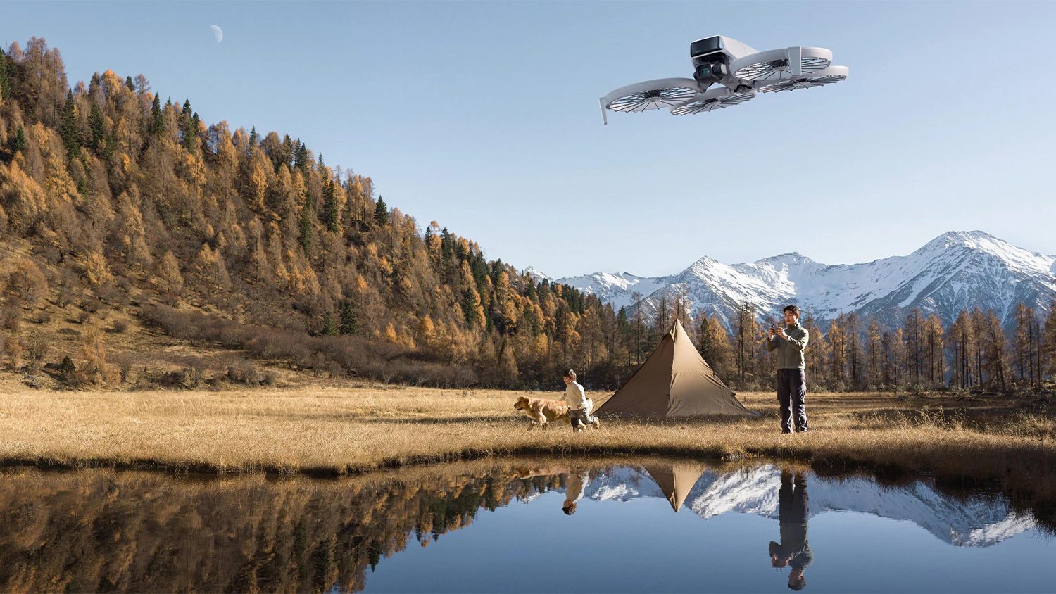 Muž s d&iacute;tětem v př&iacute;rodě ovl&aacute;daj&iacute;c&iacute; dron DJI Flip